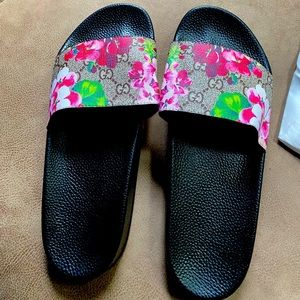 NOT AUTHENTIC****very comfy colorful sandals